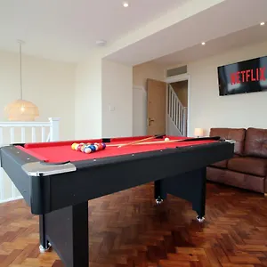 luxury-4-bedroom-4-ensuite-home-in-penarth-pool-table.cardiffhotelswales.com/